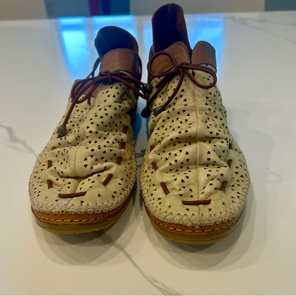 Manitu buttery leather women’s moccasins.  Beige. Sz 9 New